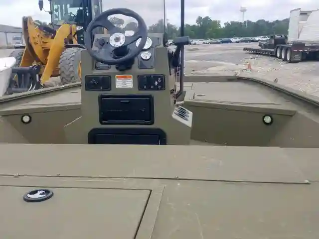 BUJ50480H718 2018 TRAC MARINE/TRL-4