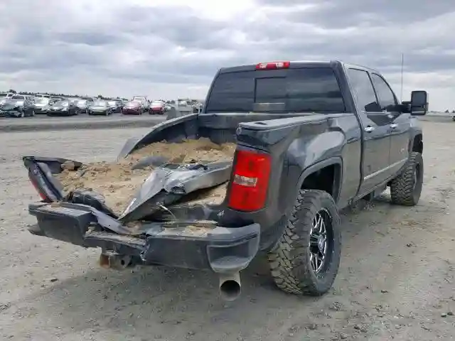 1GT12UE8XGF269585 2016 GMC SIERRA K2500 DENALI-3