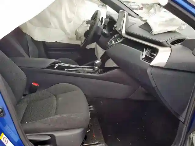 NMTKHMBX9KR084143 2019 TOYOTA C-HR XLE-4