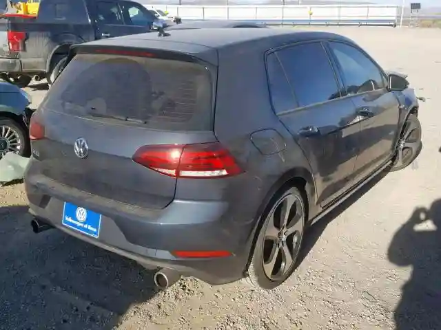 3VW447AU8JM295215 2018 VOLKSWAGEN GTI S/SE-3