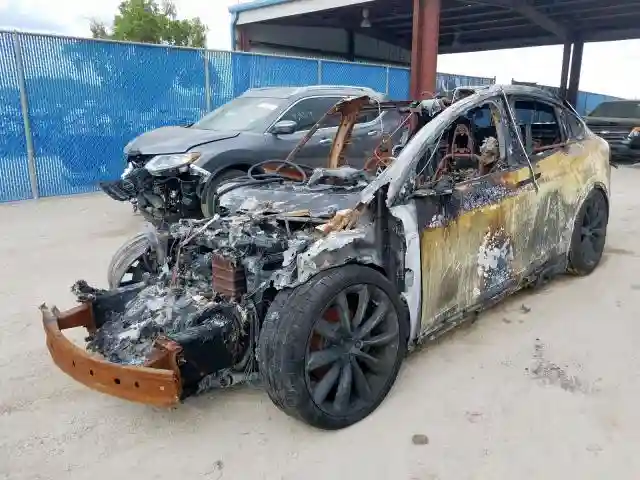5YJXCBE41JF128750 2018 TESLA MODEL X-1
