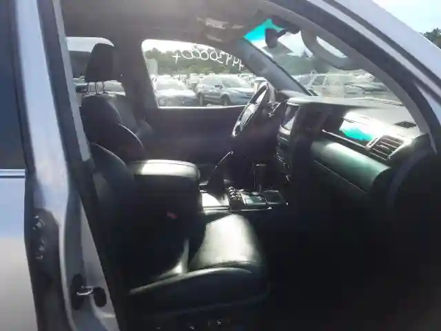 JTJHY7AX4B4075633 2011 LEXUS LX 570-4