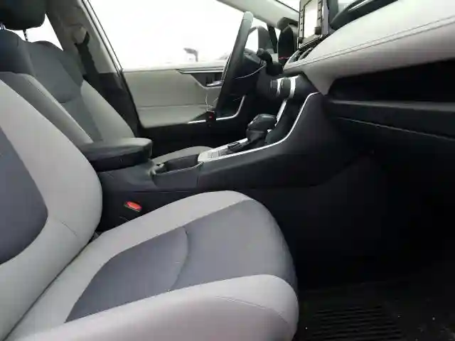 JTMRWRFV9LJ035566 2020 TOYOTA RAV4 XLE-4