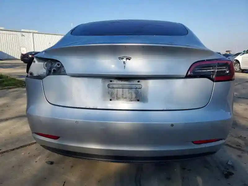 5YJ3E1EA4JF014251 2018 TESLA MODEL 3-5