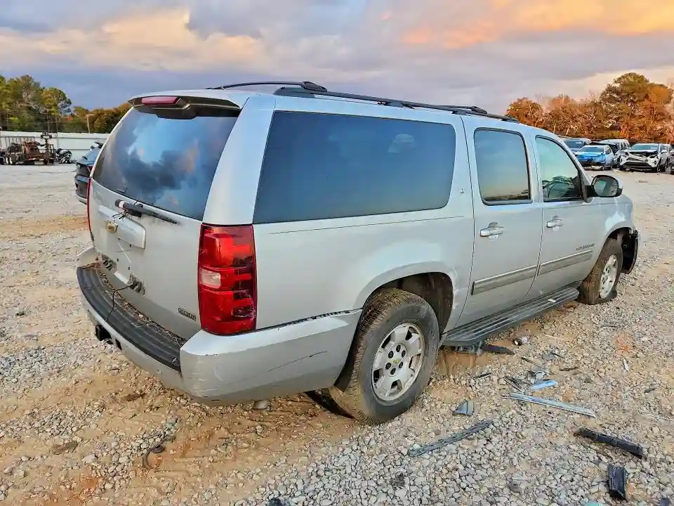 1GNSCJE02BR331988 2011 CHEVROLET SUBURBAN-2