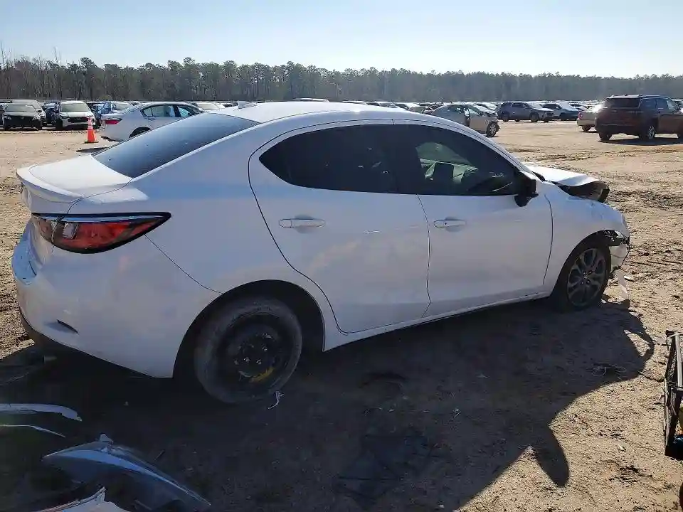 3MYDLBYV6KY510142 2019 TOYOTA YARIS-2