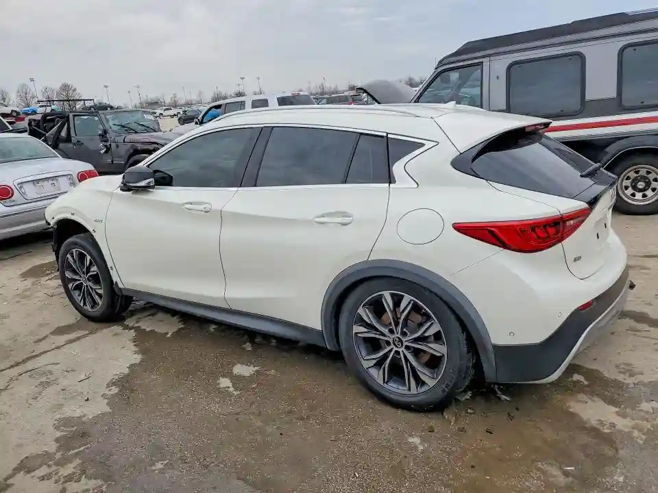 SJKCH5CR8JA049579 2018 INFINITI QX30-1