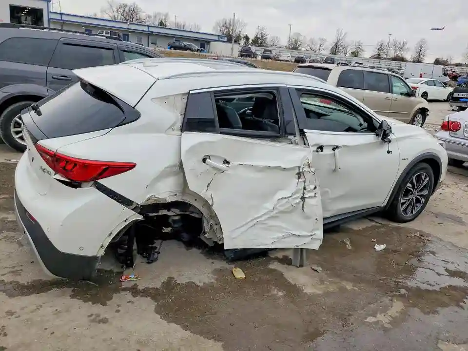 SJKCH5CR8JA049579 2018 INFINITI QX30-2