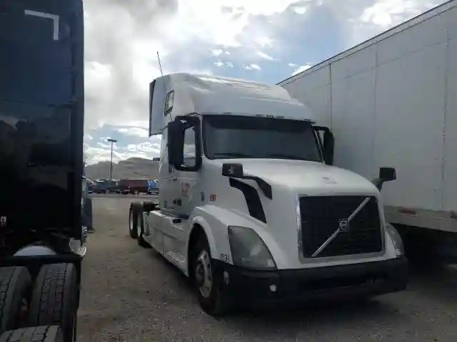 4V4NC9EH7GN945531 2016 VOLVO VN-0