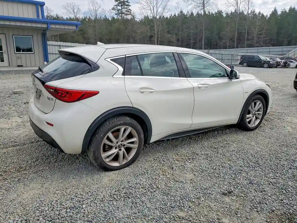 SJKCH5CPXHA034977 2017 INFINITI QX30-2