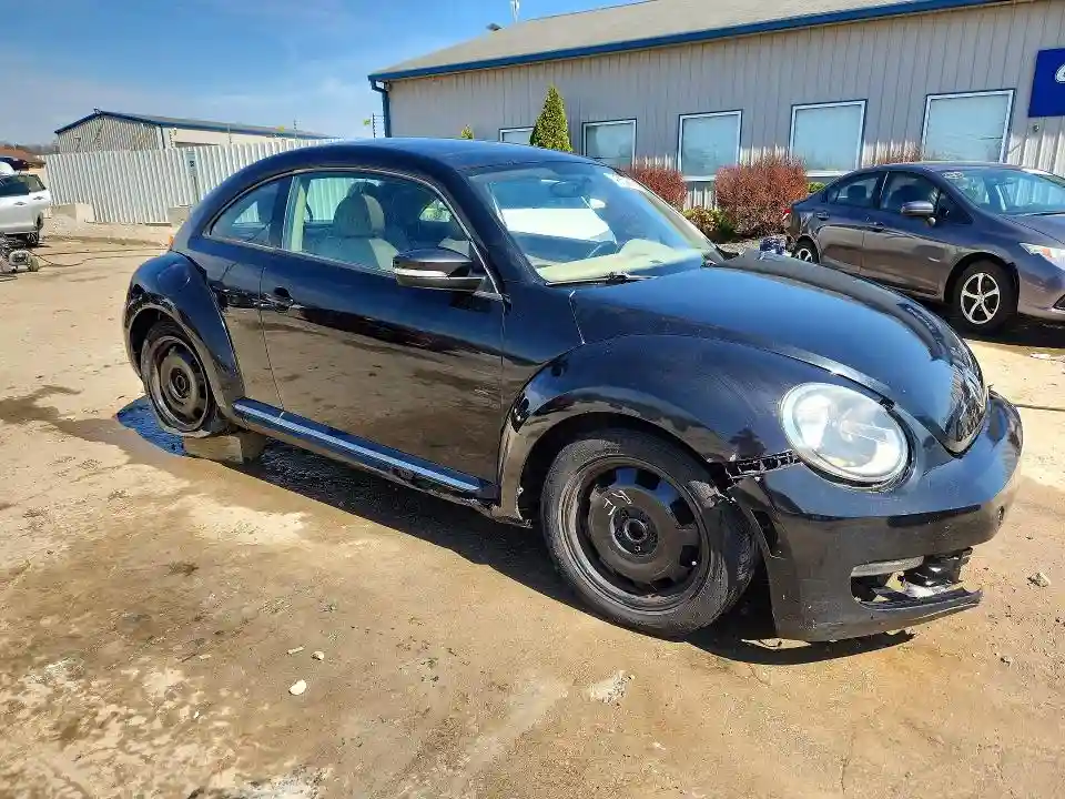 3VWJX7AT9DM681390 2013 VOLKSWAGEN BEETLE-3