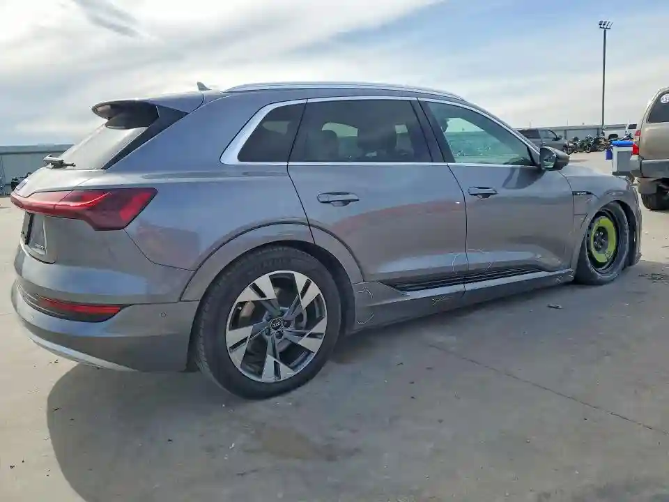WA1LAAGE7NB013299 2022 AUDI E-TRON-2
