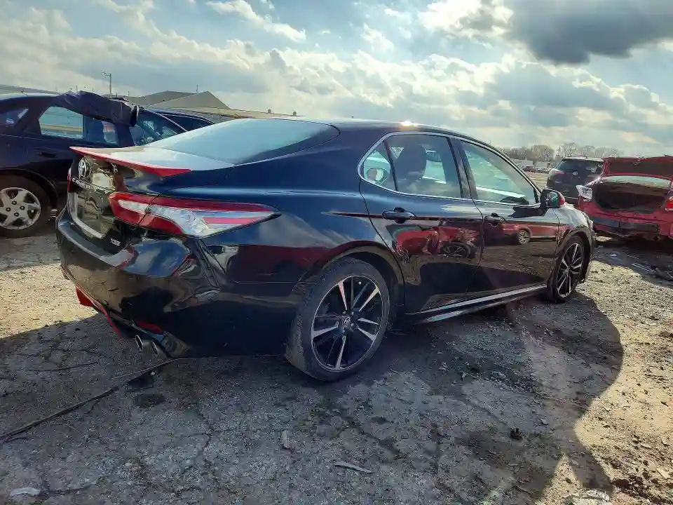 4T1B61HK2JU109942 2018 TOYOTA CAMRY-2