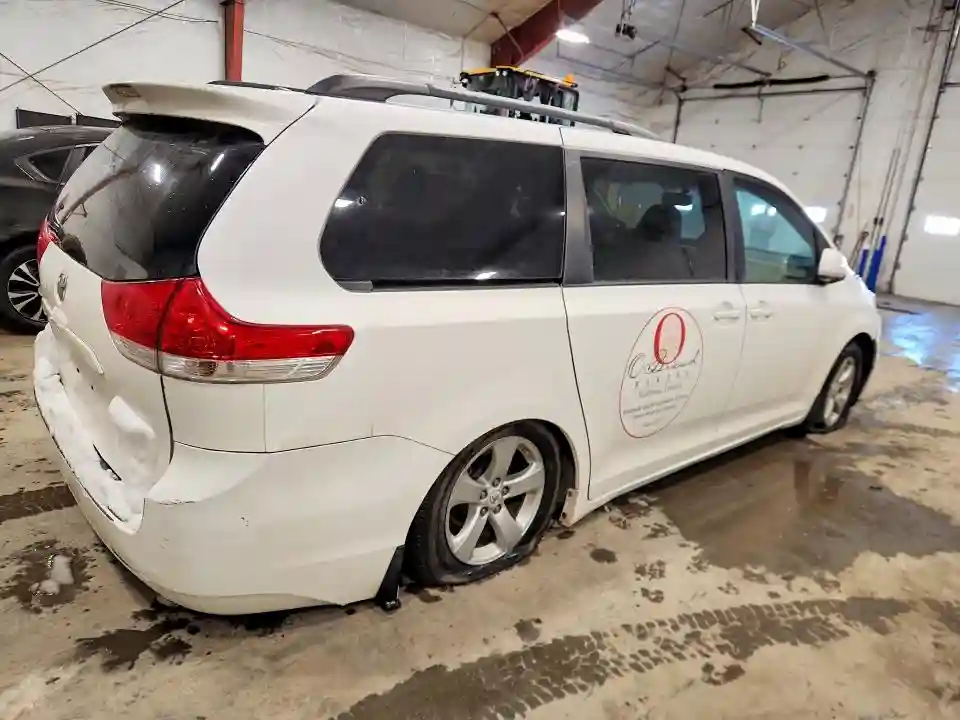 5TDKK3DC6BS040169 2011 TOYOTA SIENNA-2