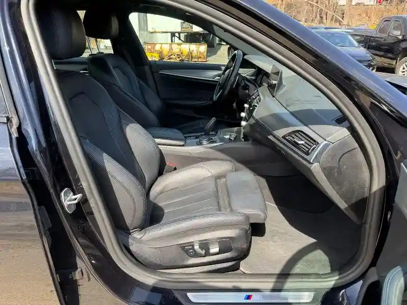 WBAJE7C59KG893055 2019 BMW 5 SERIES-4