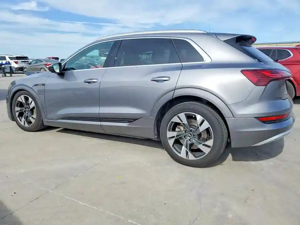 WA1LAAGE7NB013299 2022 AUDI E-TRON-1