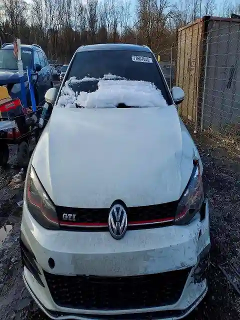 3VW447AU2JM250285 2018 VOLKSWAGEN GTI-4