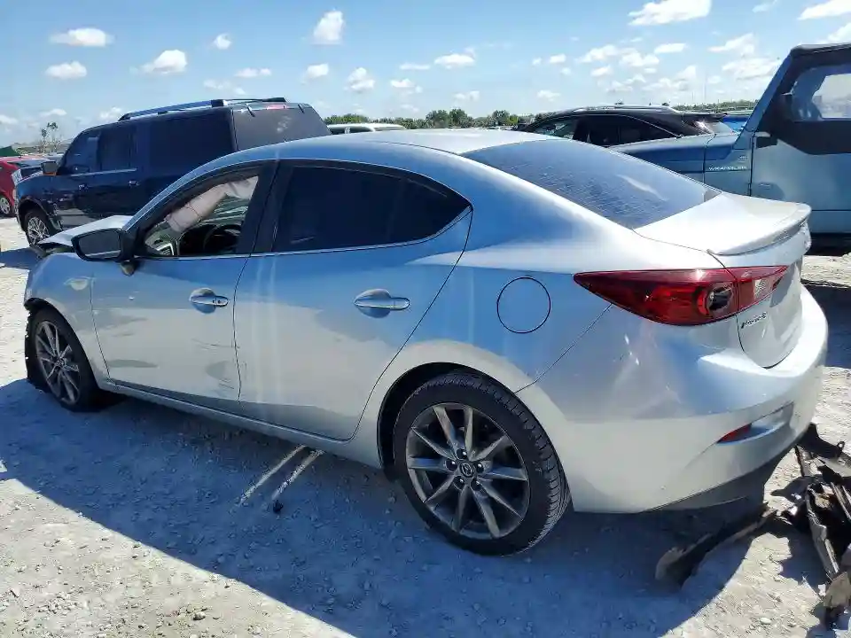 3MZBN1V35JM206722 2018 MAZDA 3-1
