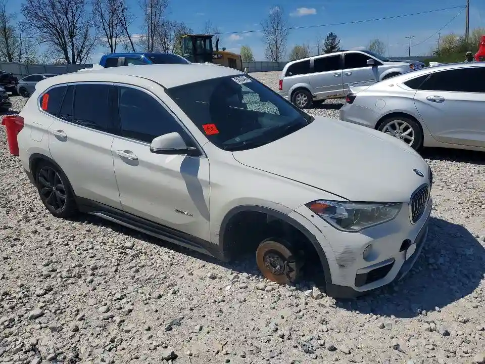 WBXHT3C37J5F88104 2018 BMW X1-3