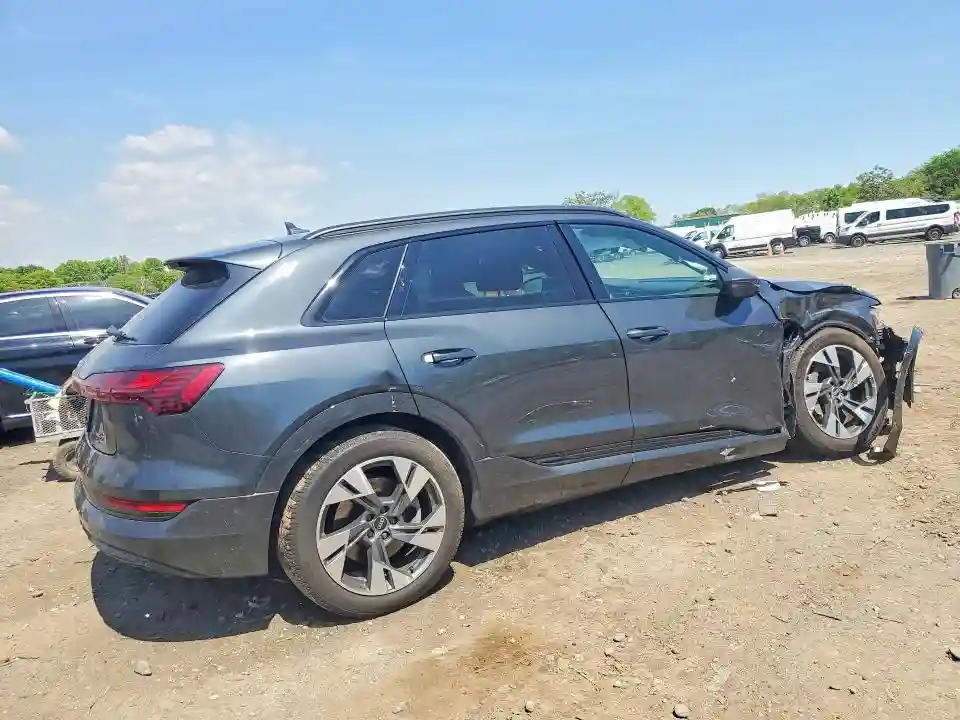 WA1AAAGE0NB009960 2022 AUDI E-TRON-2