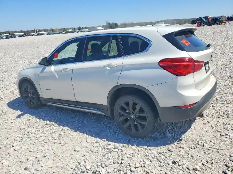 WBXHT3C37J5F88104 2018 BMW X1-1