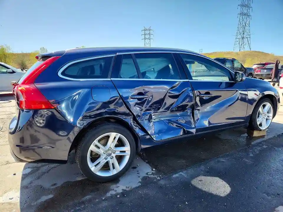 YV1612SK0F1228837 2015 VOLVO V60-2
