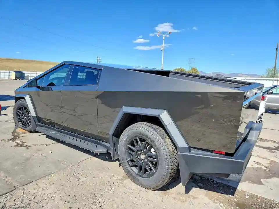 7G2CEHED2SA070803 2025 TESLA CYBERTRUCK-1