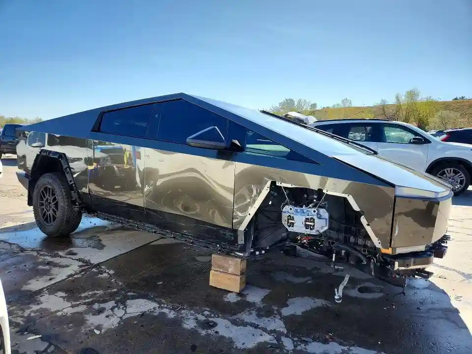 7G2CEHED2SA070803 2025 TESLA CYBERTRUCK-3