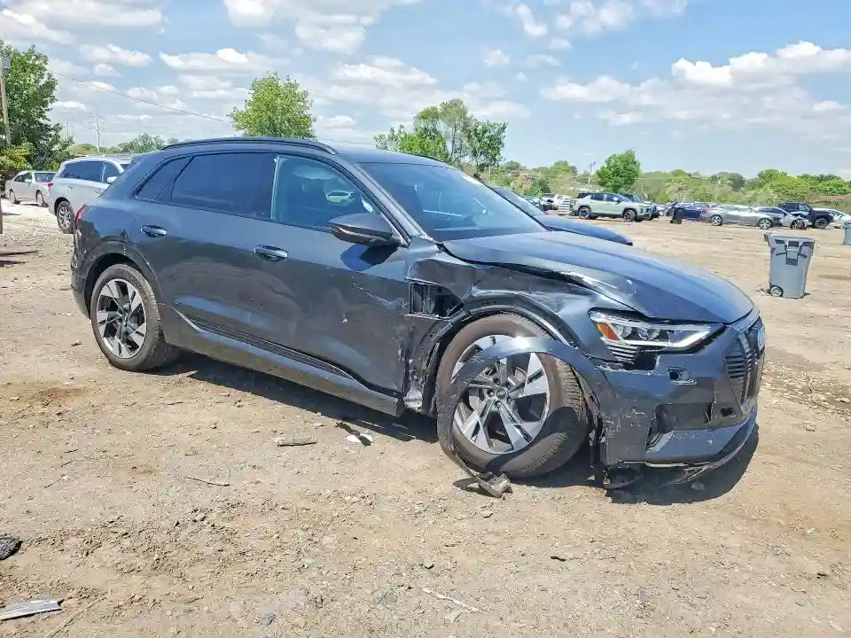 WA1AAAGE0NB009960 2022 AUDI E-TRON-3