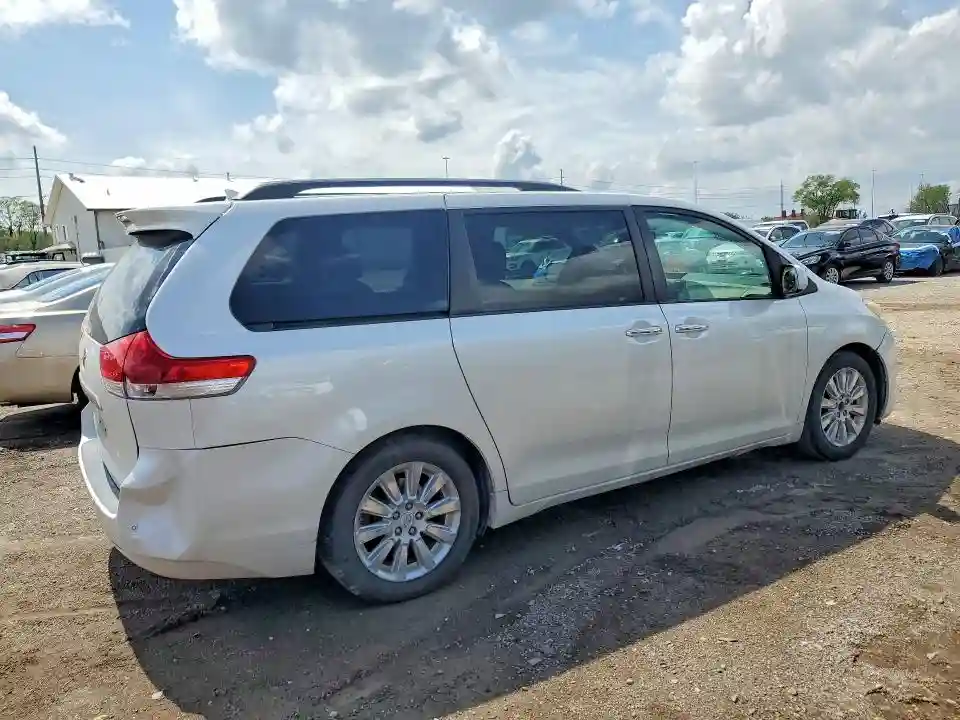 5TDYK3DC2BS004747 2011 TOYOTA SIENNA-2