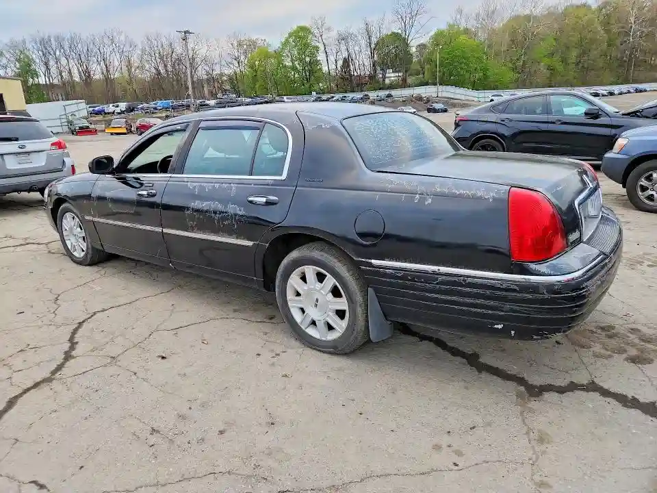 2LNBL8EV2BX765469 2011 LINCOLN TOWNCAR-1