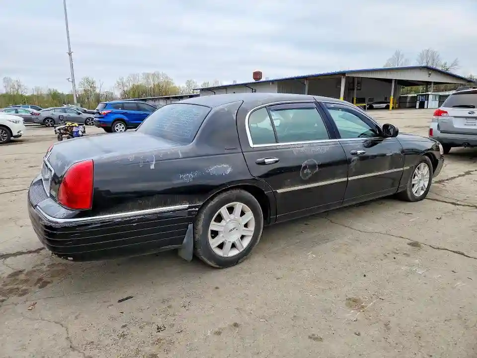 2LNBL8EV2BX765469 2011 LINCOLN TOWNCAR-2