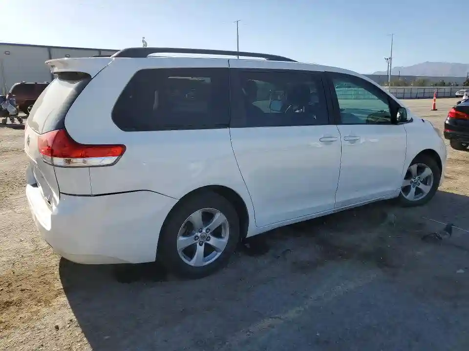5TDKK3DCXES497720 2014 TOYOTA SIENNA-2