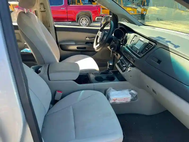 KNDMA5C12J6400723 2018 KIA SEDONA-4