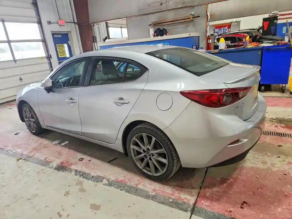 3MZBN1V35JM211970 2018 MAZDA 3-1