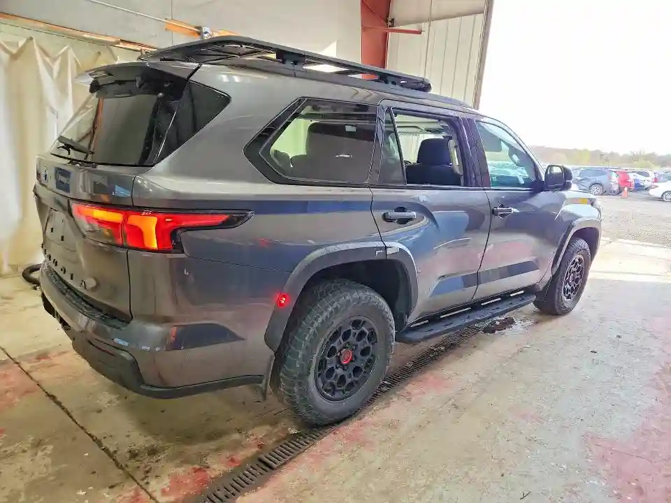 7SVAAABA1PX015207 2023 TOYOTA SEQUOIA-2