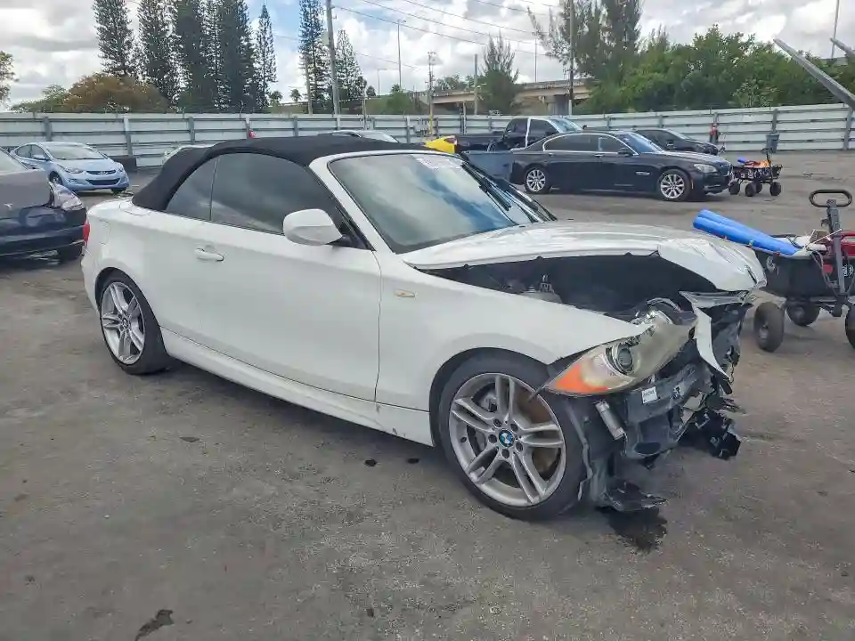 WBAUN7C56BVM25230 2011 BMW 1 SERIES-3