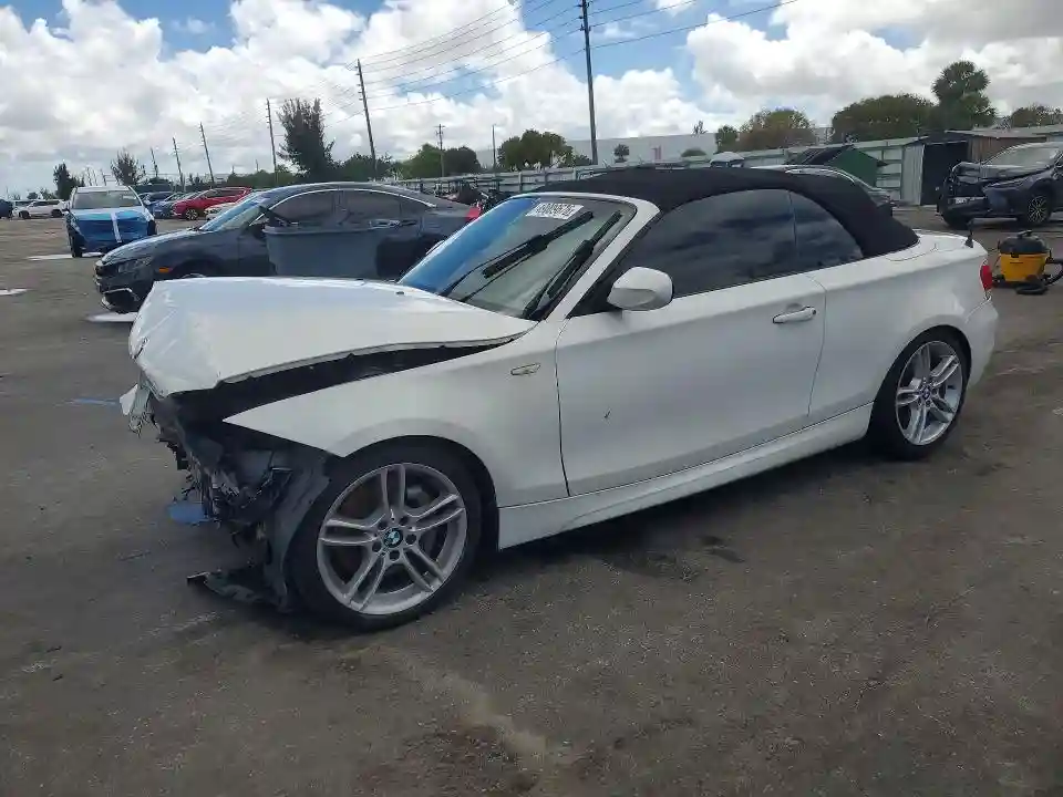 WBAUN7C56BVM25230 2011 BMW 1 SERIES-0