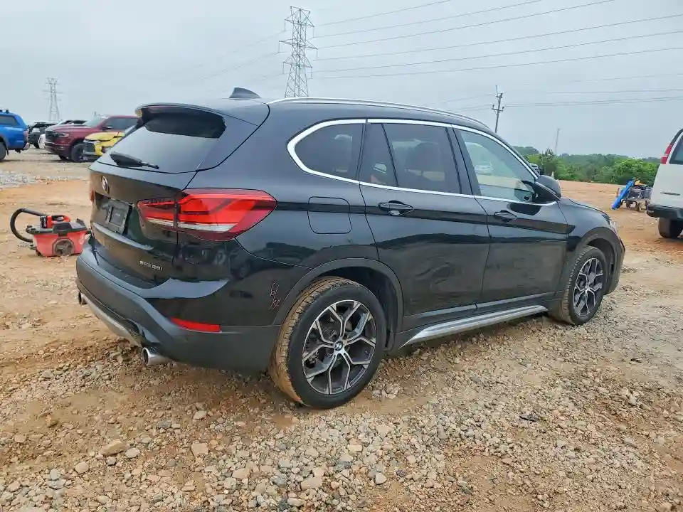 WBXJG7C07M5S50772 2021 BMW X1-2