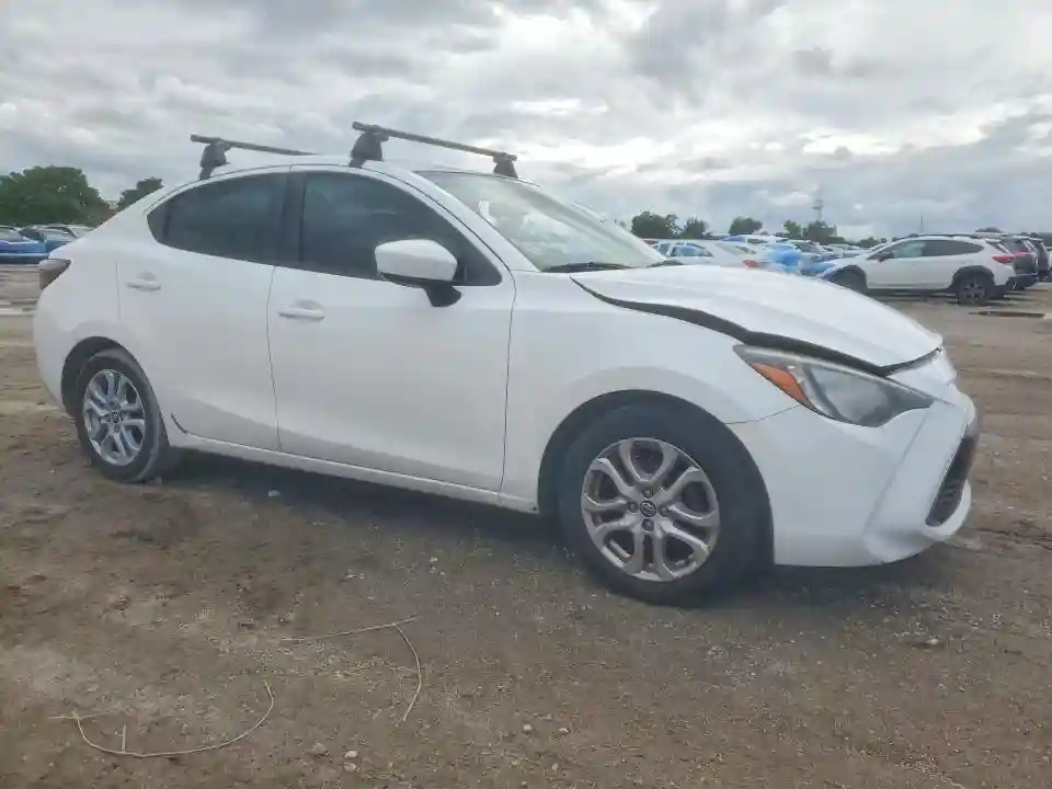 3MYDLBYV9HY192123 2017 TOYOTA YARIS-3