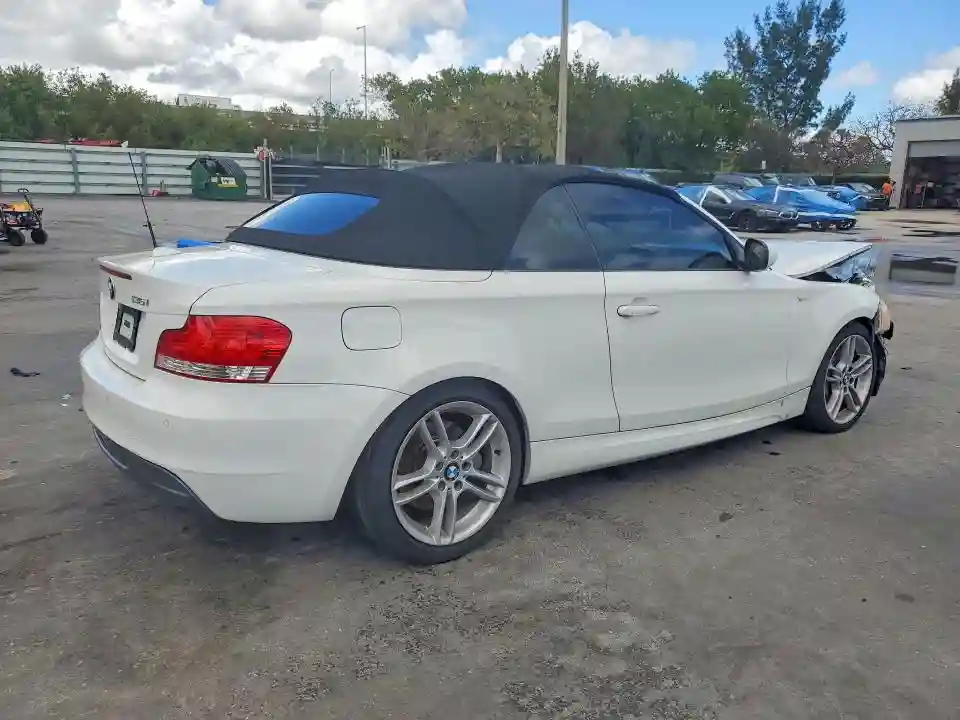 WBAUN7C56BVM25230 2011 BMW 1 SERIES-2