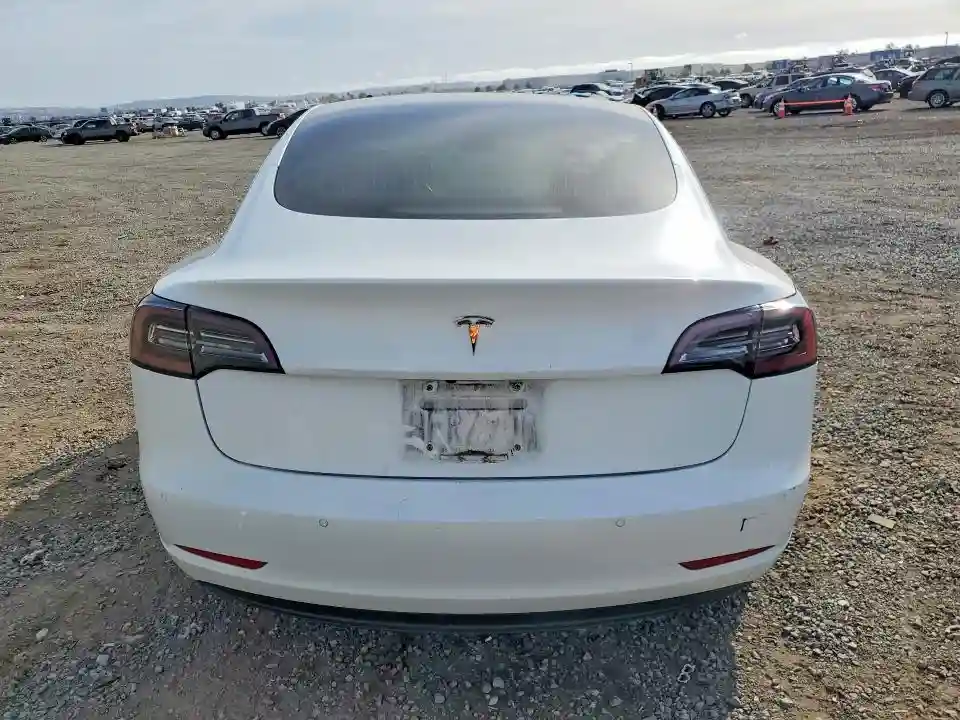 5YJ3E1EB2JF067457 2018 TESLA MODEL 3-5