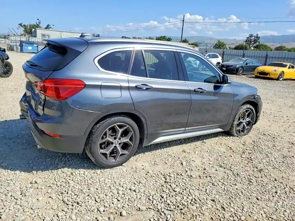 WBXHU7C37J5L09784 2018 BMW X1-2