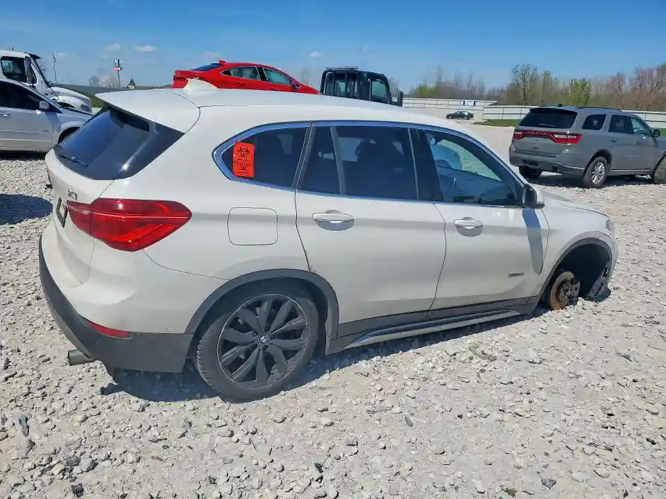 WBXHT3C37J5F88104 2018 BMW X1-2