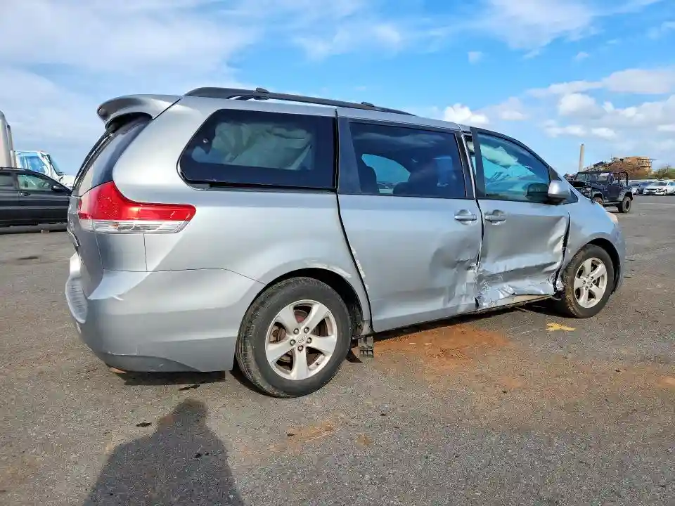 5TDKK3DC4CS237245 2012 TOYOTA SIENNA-2