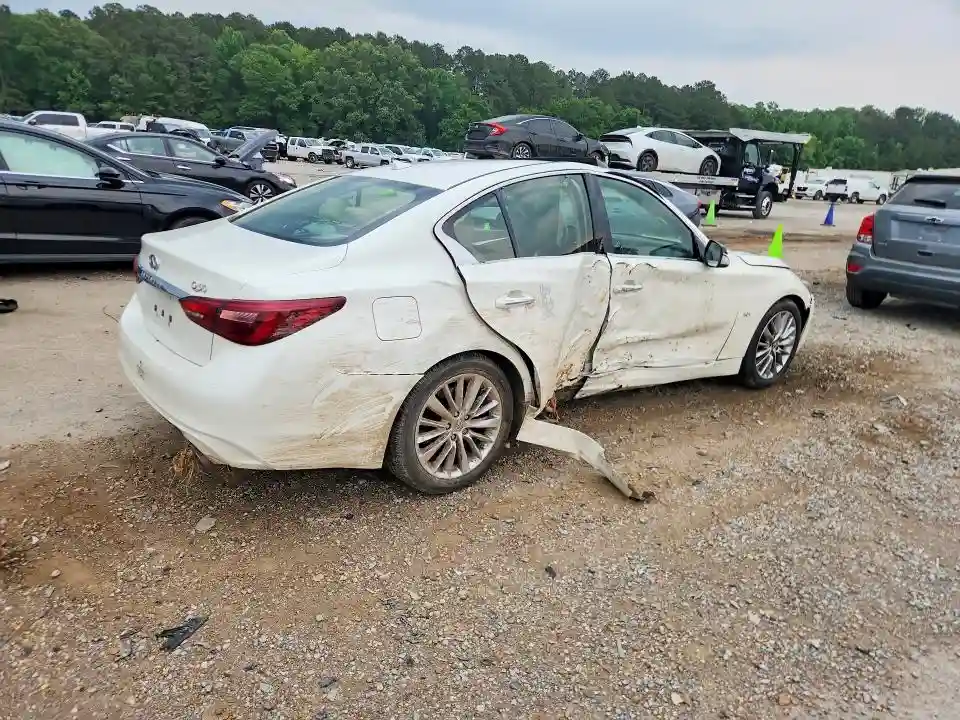 JN1EV7AP1JM351895 2018 INFINITI Q50-2
