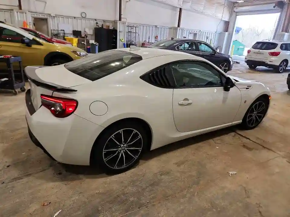 JF1ZNAA14H8704713 2017 TOYOTA 86-2