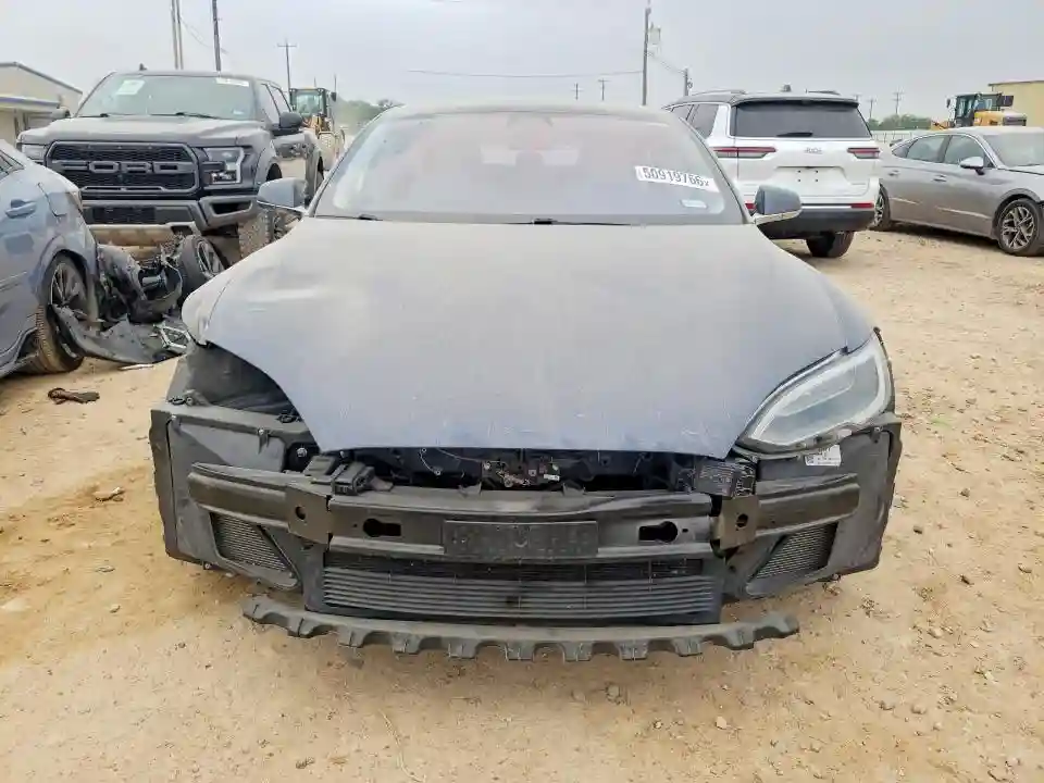 5YJSA1E24JF263228 2018 TESLA MODEL S-4