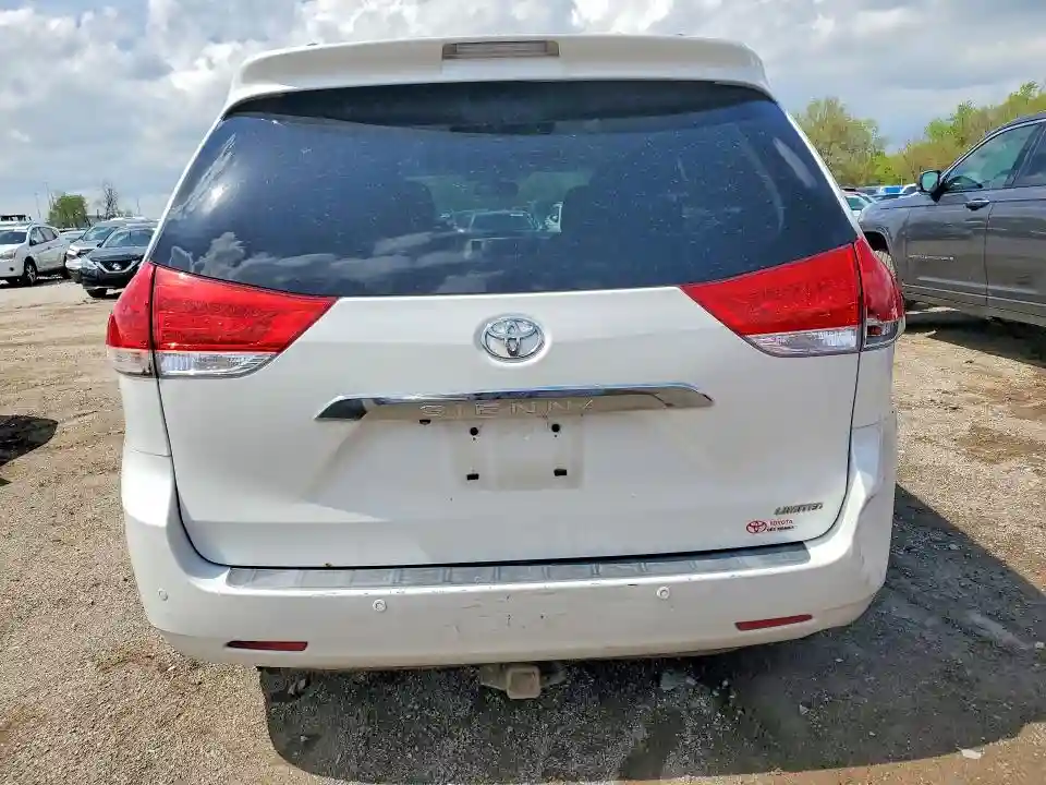 5TDYK3DC2BS004747 2011 TOYOTA SIENNA-5