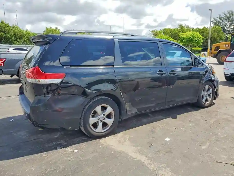 5TDKK3DC3BS105852 2011 TOYOTA SIENNA-2
